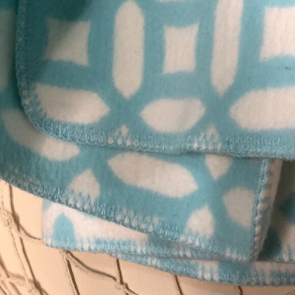 POTTERY BARN KIDS Aqua and White Fleece Crib Blanket 30" X 40" - Picture 2 of 6